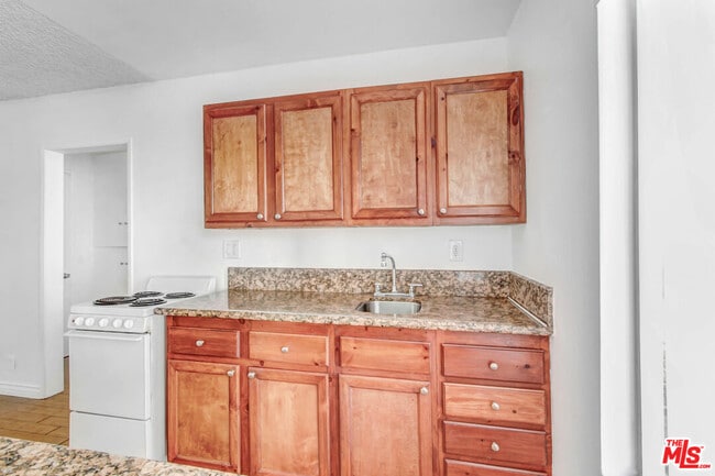 Building Photo - 817 N Hudson Ave