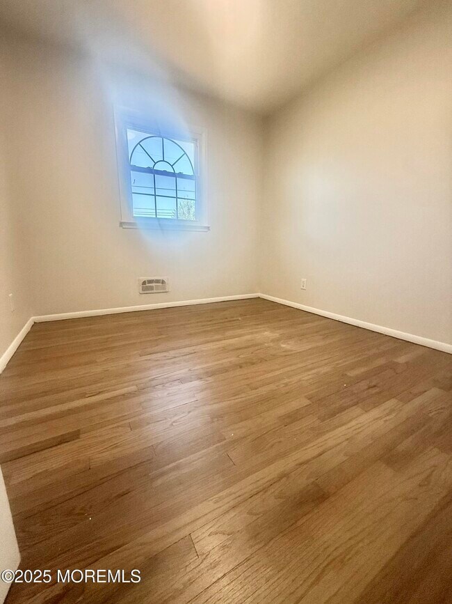 Building Photo - 117 Greymoor Rd