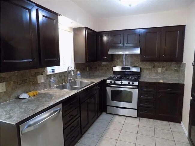 Building Photo - 8402 Leesburg Cir