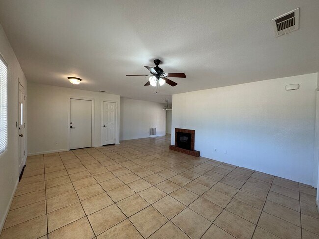 Building Photo - Hesperia Home on The Mesa