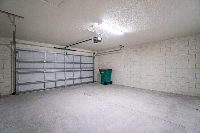 Building Photo - Energy Efficient 3/3 Townhome w/ 2 Car Gar...