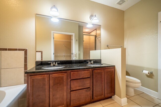 Building Photo - Lakefront Condo for Rent | 2 Bed, 2 Bath |...