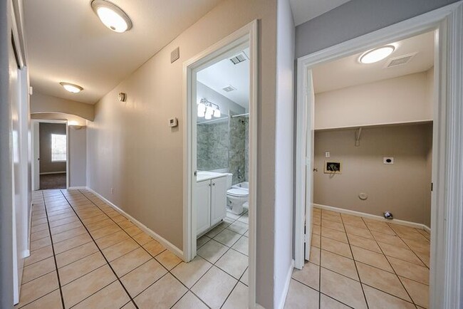 Building Photo - 3 Bed, 2 bath single level home in great C...