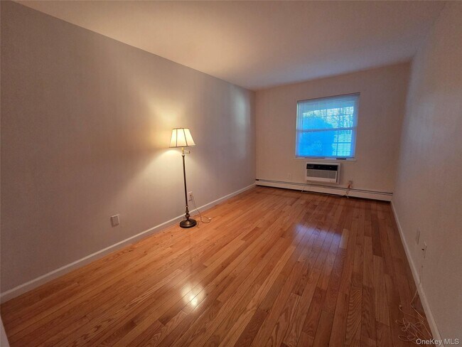 Building Photo - 207-25 Darren Dr