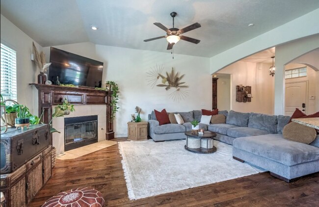 Building Photo - Prime Location! 3 bed/ 2 bath! Coming Soon!