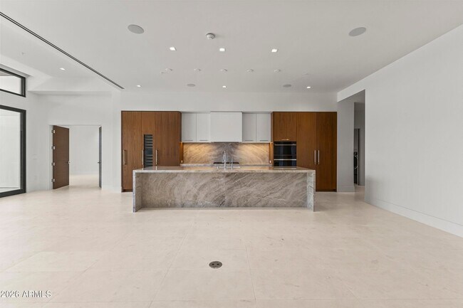 Building Photo - 6587 N Palmeraie Blvd