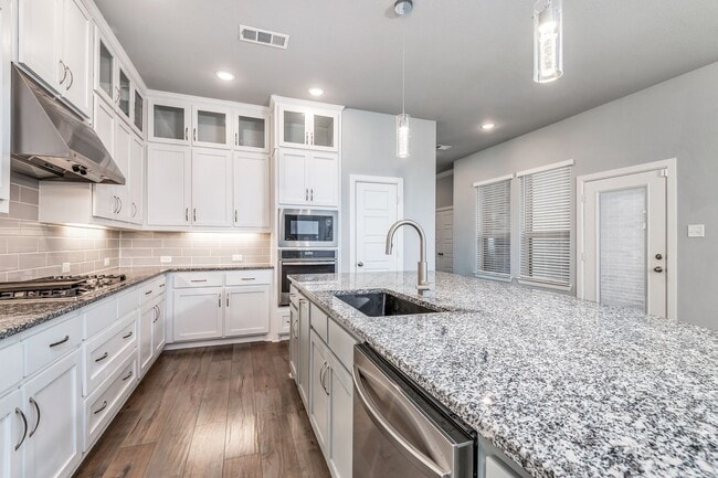 Building Photo - Where Comfort Meets Convenience - 3 Bed, 3...