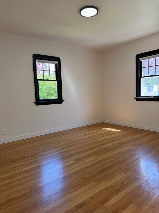 Building Photo - 5 Bedroom 3 Bathroom Southhill Home for Rent