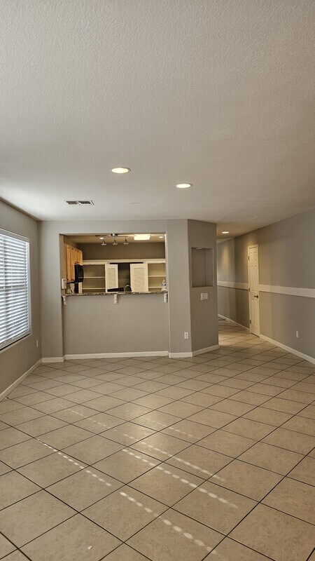 Building Photo - 711 S Roca St