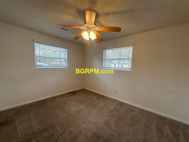 Building Photo - 3 BD, 1.5 BA, home in Jacksonville