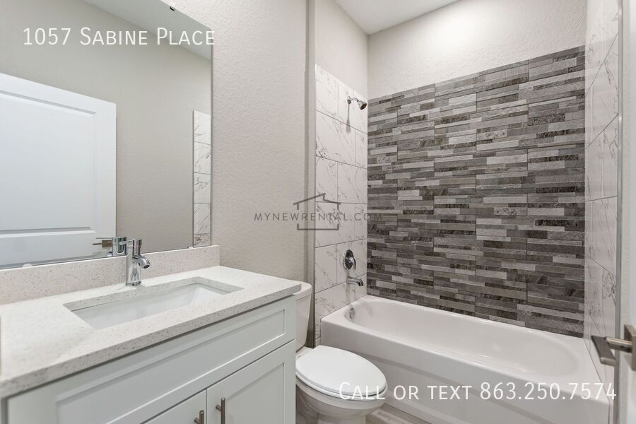 Building Photo - 1057 Sabine Pl