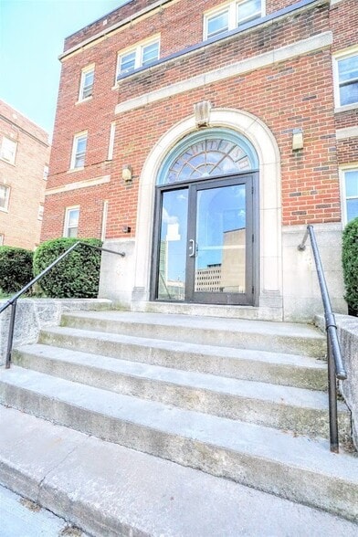 Building Photo - 49 Troup St