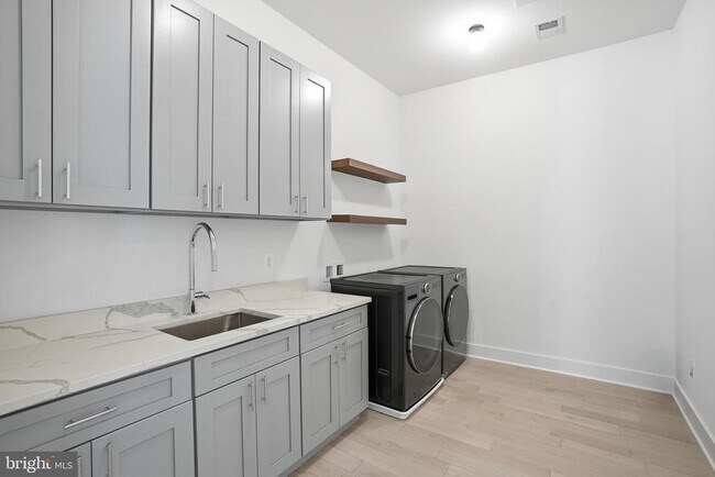 Building Photo - 1513 Oakview Dr