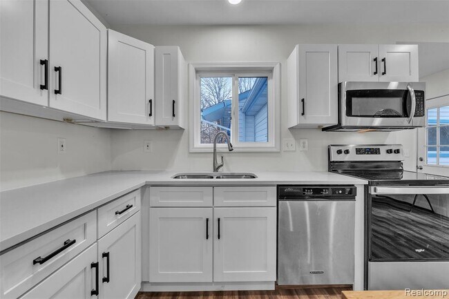 Building Photo - 8165 Leonard Dr