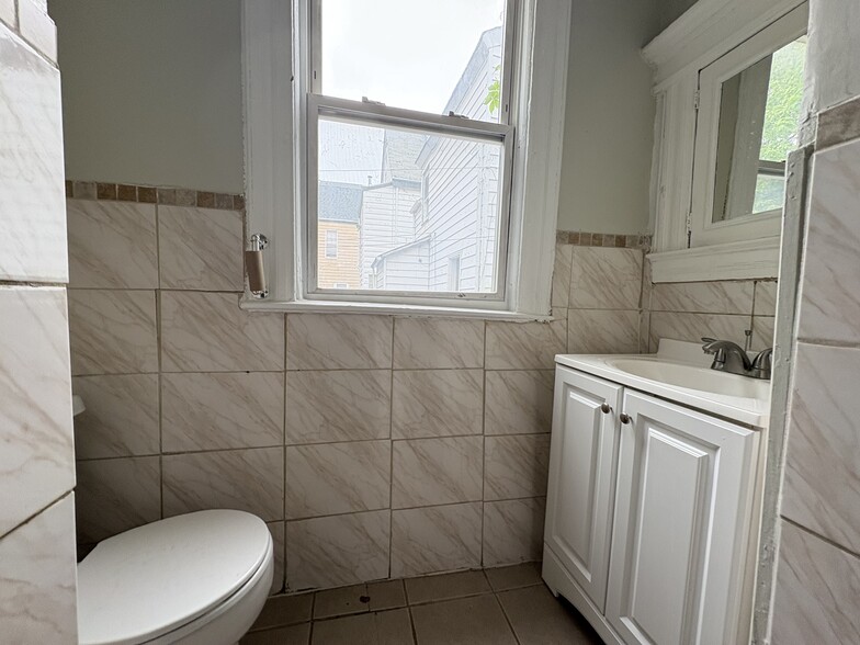 Building Photo - 267 Halsted St