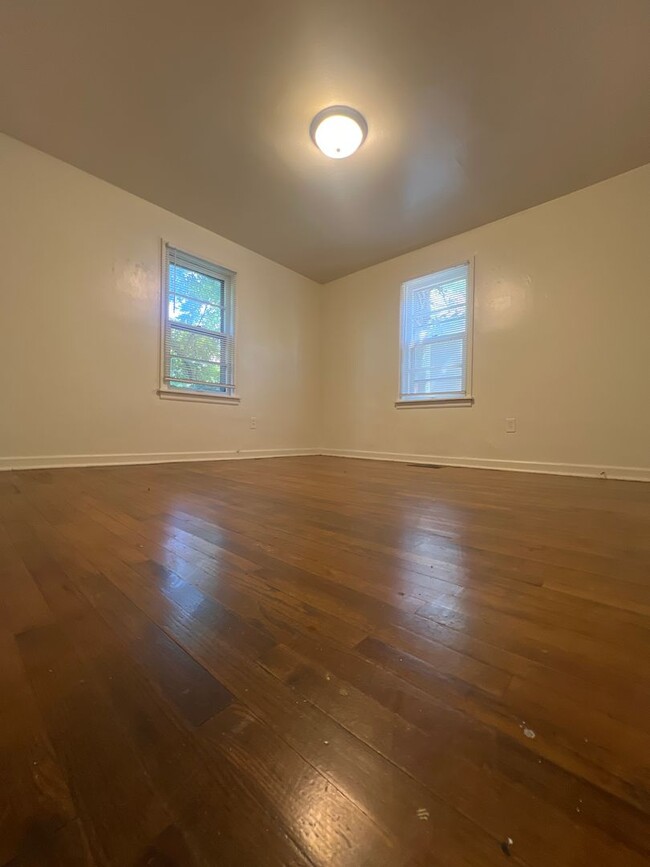 Building Photo - PRICED REDUCED 3 Bedroom House AVAILABLE A...