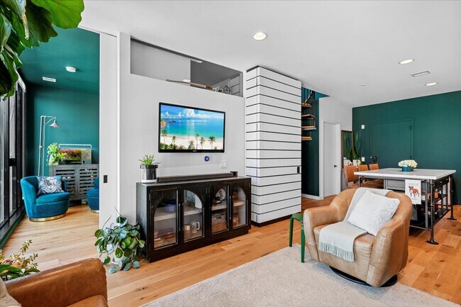 Building Photo - Stunning Penthouse w/ Private Terrace & Pa...
