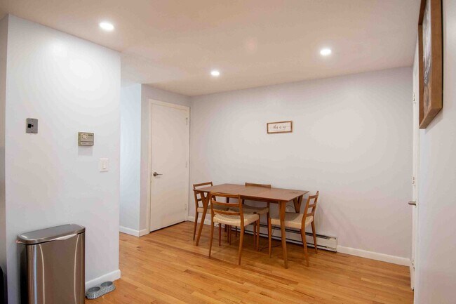Building Photo - 2 Bedroom Condo Available August 15th