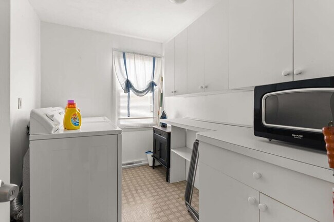 Building Photo - 12 Harris Ave