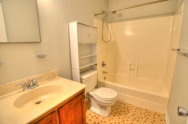 Building Photo - Lovely 2 Bedroom, 1.5 Bath Townhouse in Carrboro - Avail in March!