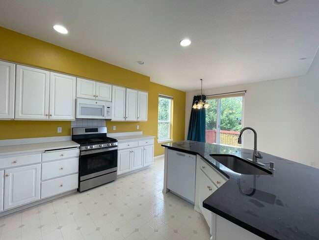 Building Photo - Fantastic Bethany Home with Attached Garag...