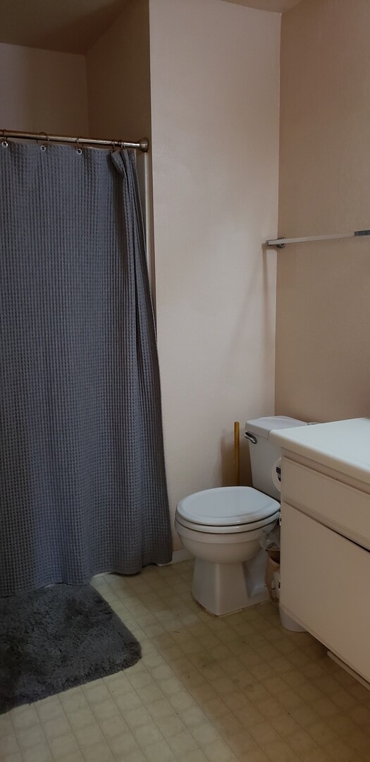 Building Photo - Las Palmas Downstairs Condo