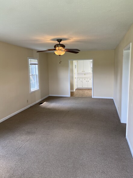 Large Family Room - 112 Holland Dr