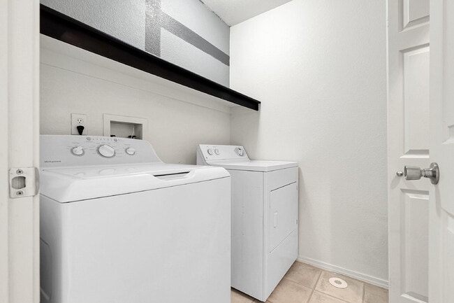 Building Photo - $2,250.00- 2 bed, 2 bath Condo with detach...