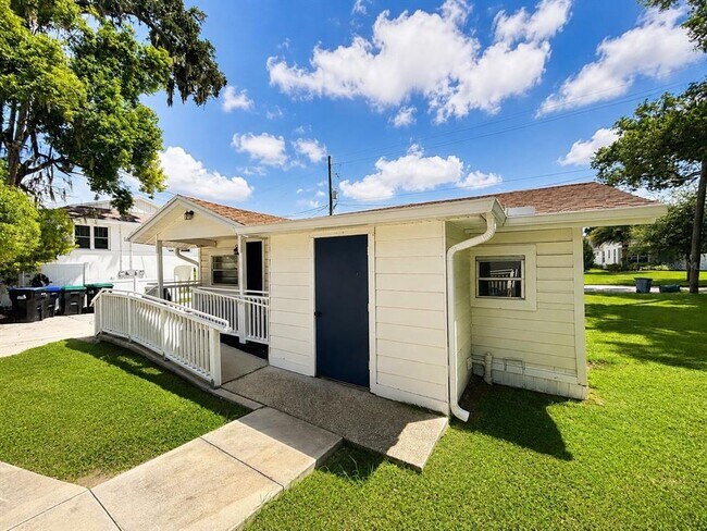 Building Photo - 2310 S Shine Ave
