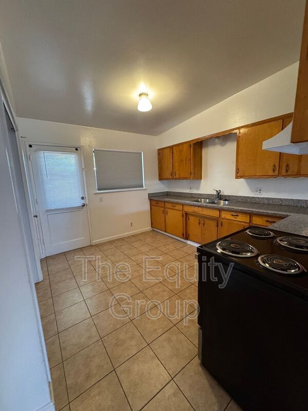 Building Photo - 1140 W Tulare Ave