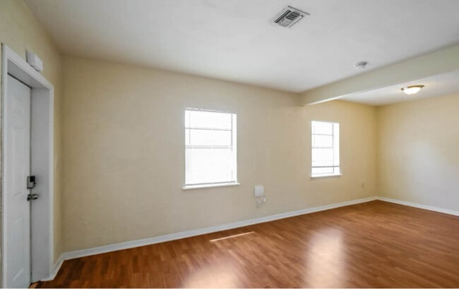 Building Photo - 1815 NE 178th St