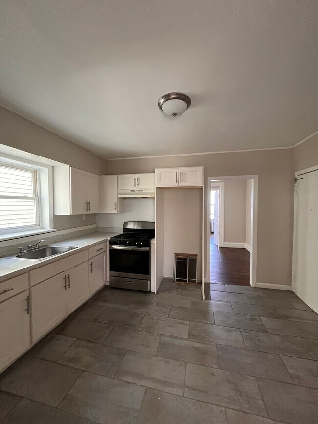 Building Photo - 76 Pearsall Ave