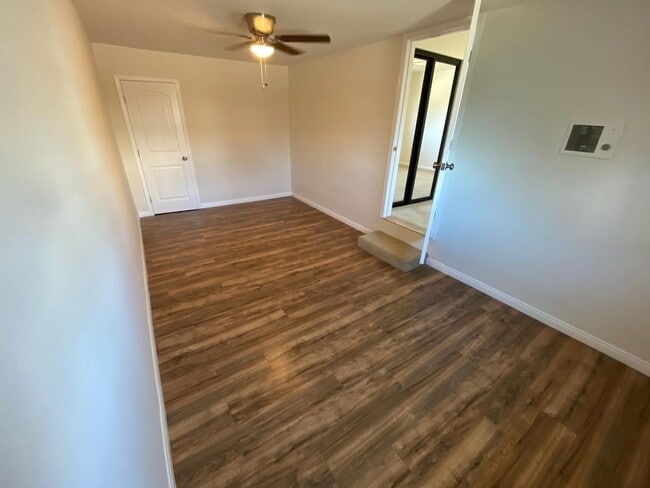 Building Photo - 3 Bedroom 1 Full Bath Remodeled Twin-Home