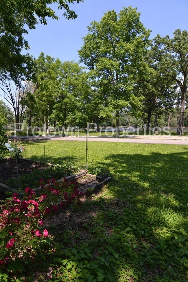 Building Photo - 1 Bedroom Apartment in North Aurora