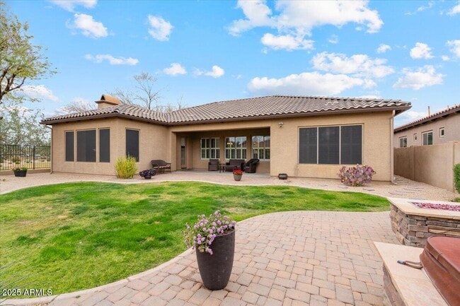 Building Photo - 2025 W Calle Del Sol