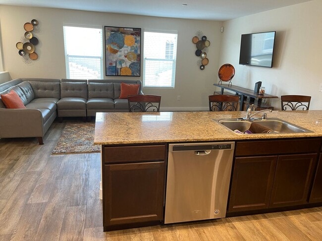 Building Photo - 3 bedroom townhouse in gated community!