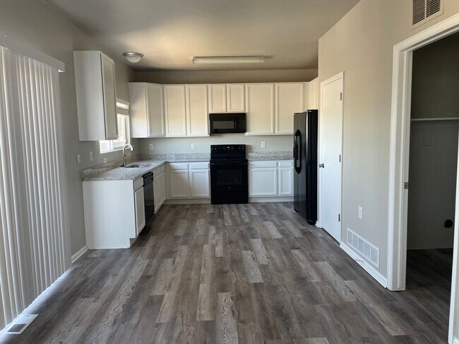 Building Photo - Renovated Home with A/C!