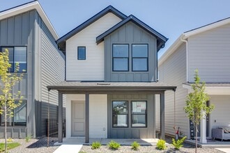 Building Photo - 2 Bedroom Cottage Now Available!