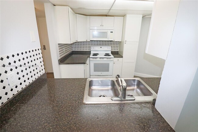 Building Photo - 1301 River Reach Dr