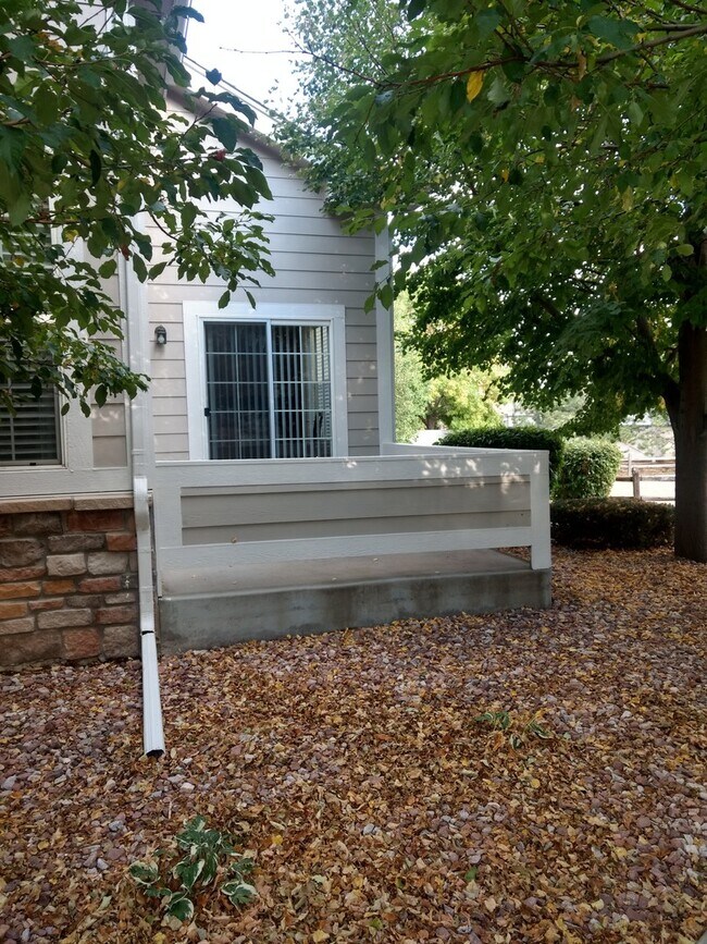 Building Photo - 2 bed/3 bath with spacious finished basement!