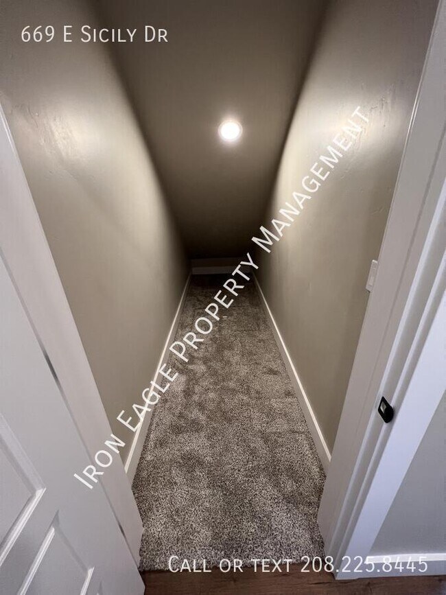 Building Photo - 669 E Sicily Dr