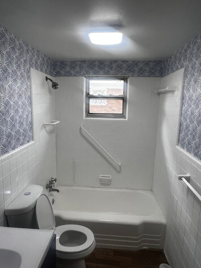 Building Photo - 1425 Silver Dr