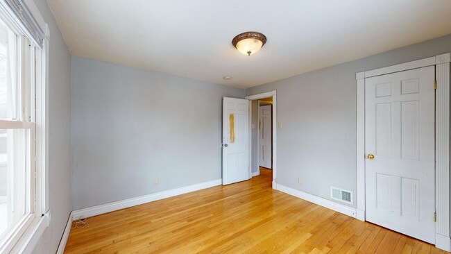 Building Photo - Cute, 2-story Duplex