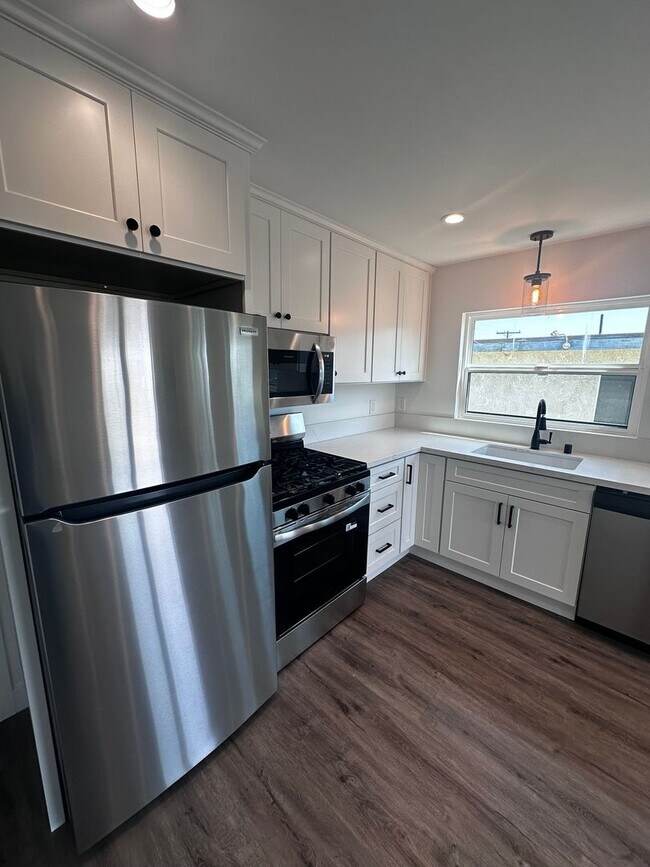 Building Photo - 611 Silver Strand Blvd