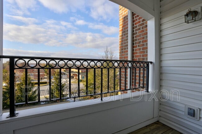 Building Photo - 5801 Clipper Ln