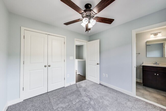 Building Photo - Stunning 3BD/3.5BA luxury 4-level townhouse in Great Location!