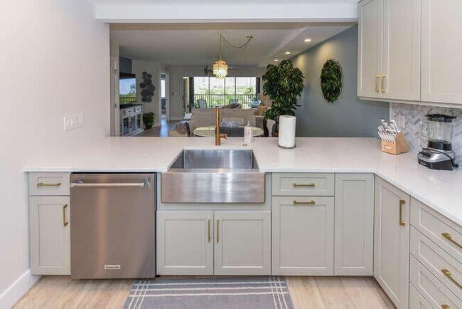 Building Photo - 275 Palm Ave