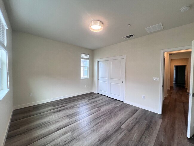 Building Photo - STUNNING 4BD/2.5BA TOWNHOUSE IN WALNUT CREEK!!!