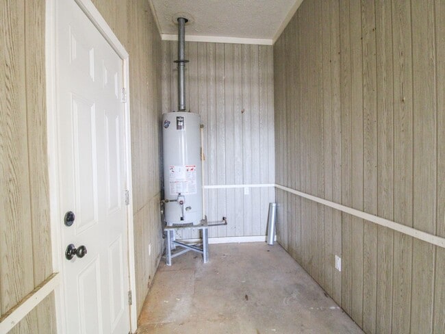 Building Photo - Spacious home!