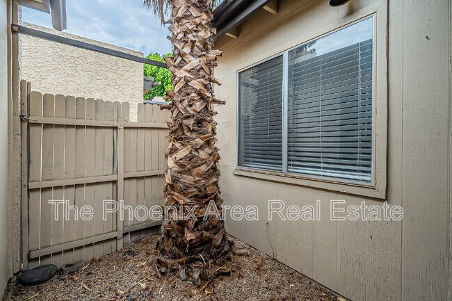 Building Photo - 2256 W Lindner Ave